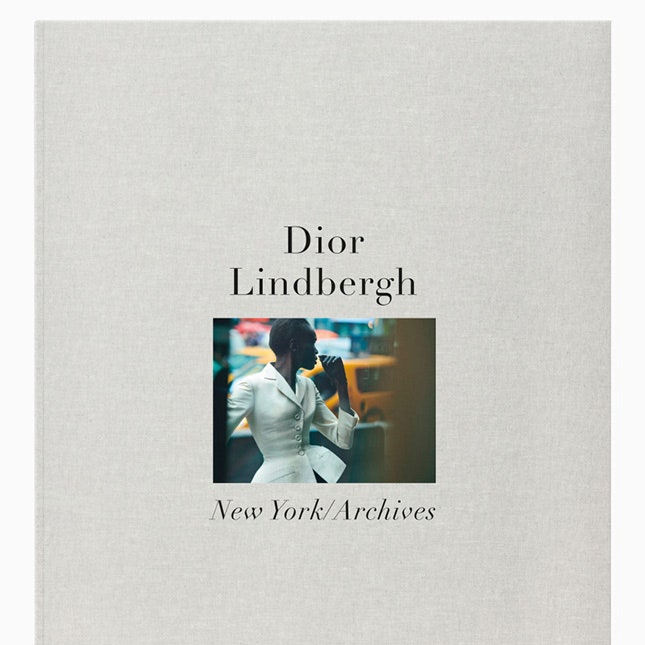 Главное о книге Dior/Lindbergh, переносящей 70 лет истории модного Дома на Таймс-сквер