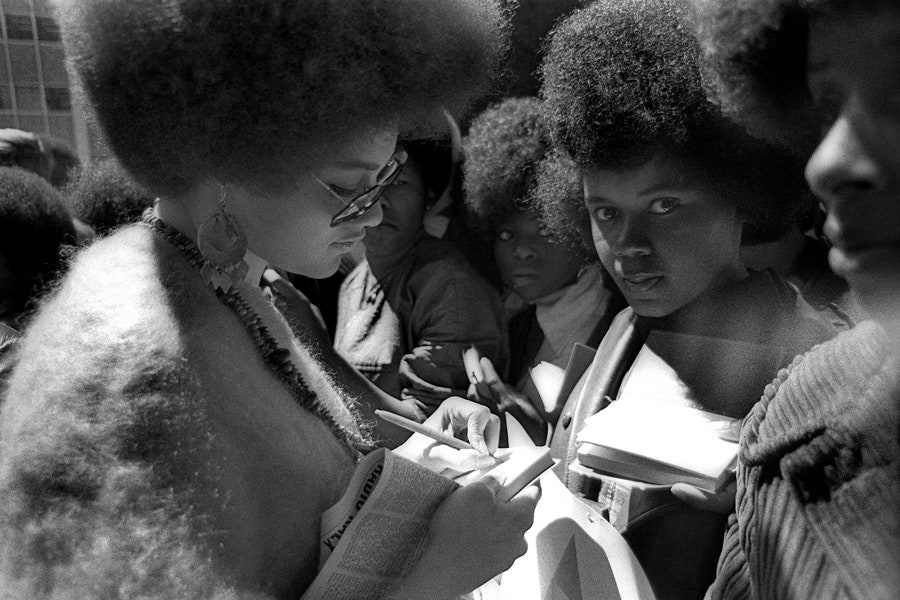 Участница организации «Черные пантеры» Кэтлин Нил Кливер раздает автографы СанФранциско США 1972