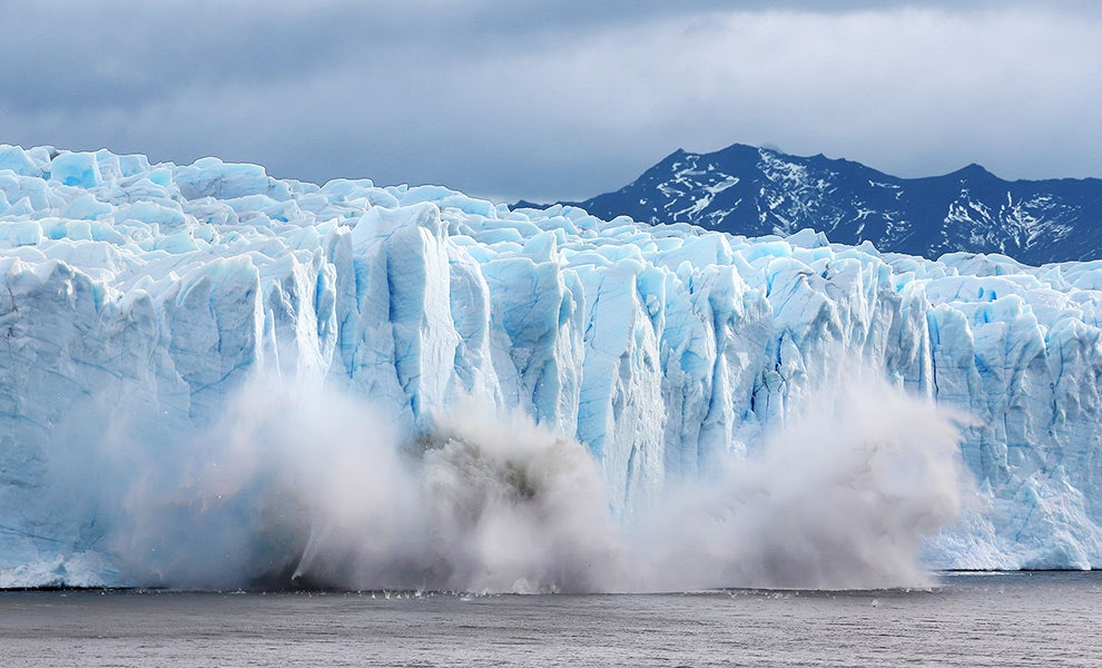 Часть ледника ПеритоМорено в национальном парке ЛосГласьярес откалывается изза глобального потепления Аргентина 5 апреля...