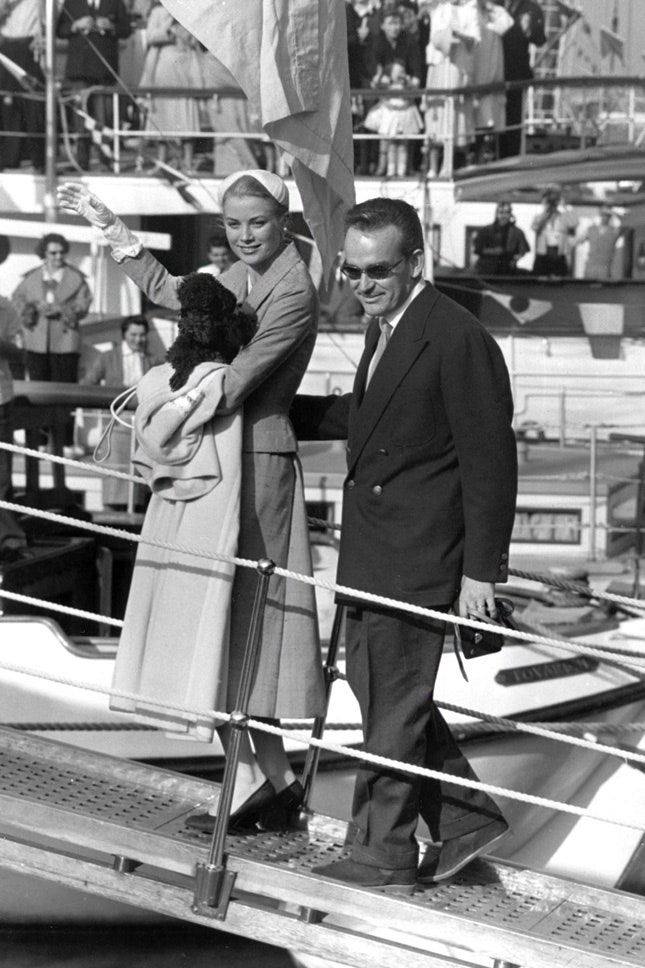 Принцесса Грейс и принц Монако Ренье III отправляются в свадебное путешествия на собственной яхте 23 апреля 1956 года