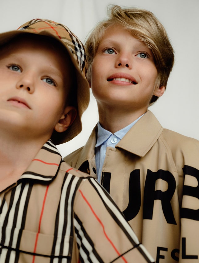 На Иване панама и рубашка Burberry Kids. На Федоре тренч Burberry Kids рубашка Emporio Armani