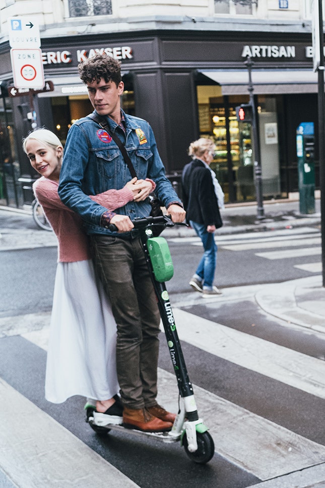 С бойфрендом Эмилио Мадридом на излюбленном транспорте парижской Недели моды