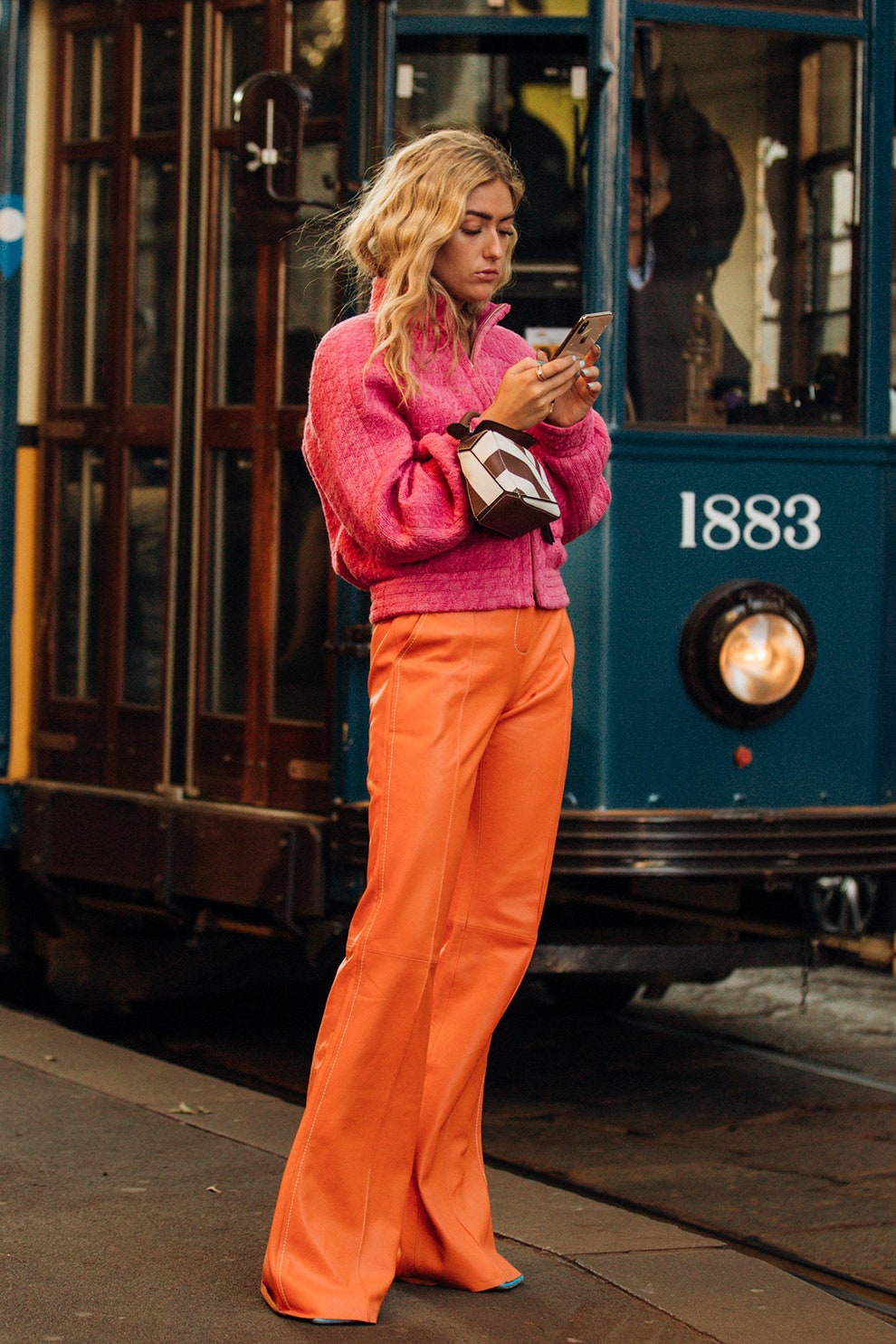 Оранжевый c розовым — самое модное сочетание по версии звезд стритстайла