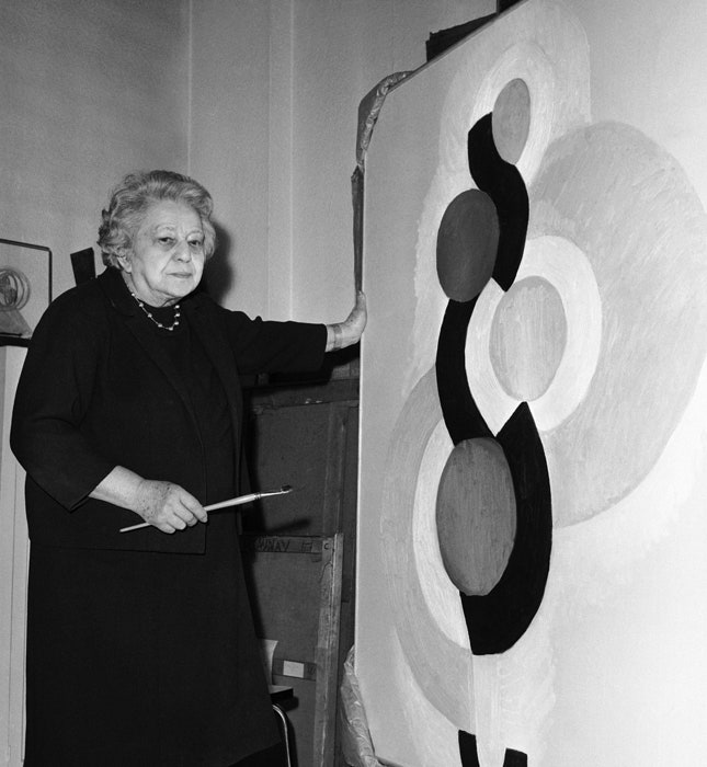 Соня Делоне в своей студии 1965
