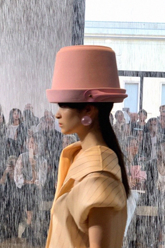 Серьги  пузыри жвачки и шляпы  цветочные горшки на шоу Nina Ricci