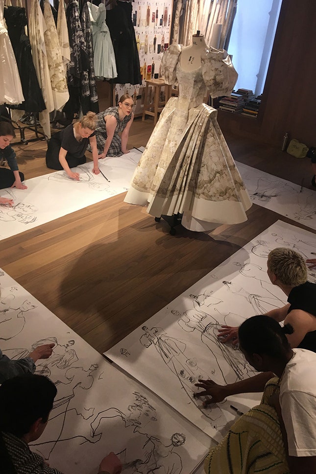 Как вся команда Alexander McQueen работала над одним платьем