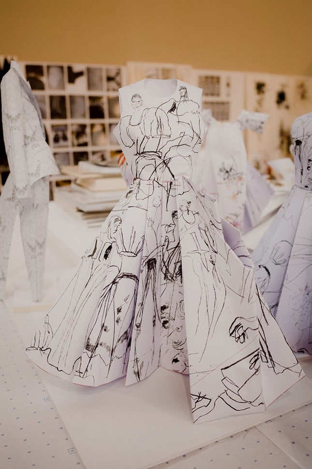 Как вся команда Alexander McQueen работала над одним платьем