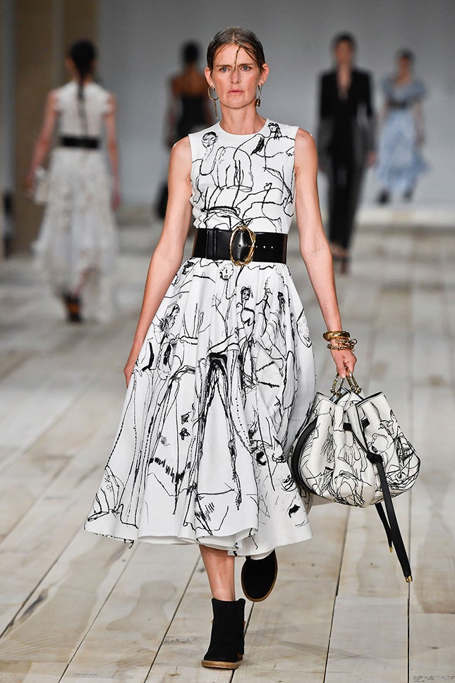 Как вся команда Alexander McQueen работала над одним платьем