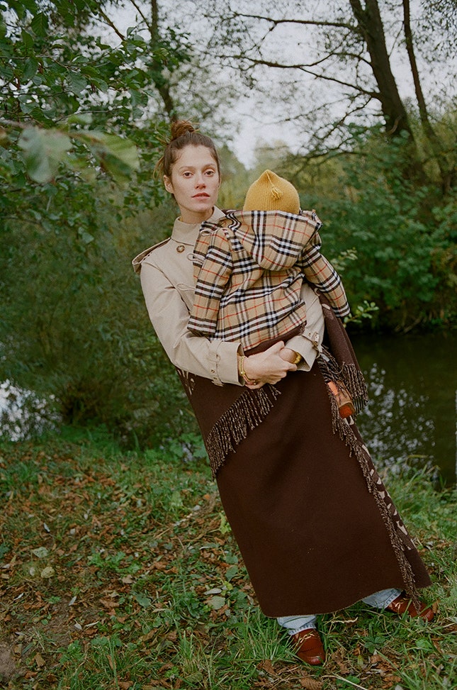 На Ирине тренч Burberry  лоферы Celine  джинсы — собственность героини. На Леоне пальто Burberry