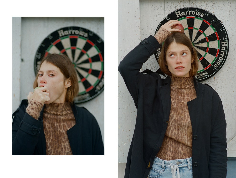 Cвитер Zimmermann джинсы Isabel Marant Étoile все — ЦУМ плащ — собственность героини