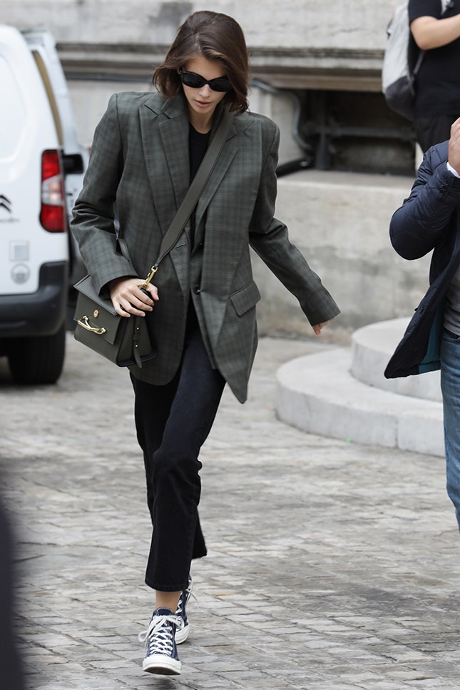 Кайя Гербер с сумкой Alexander McQueen в Париже 2019
