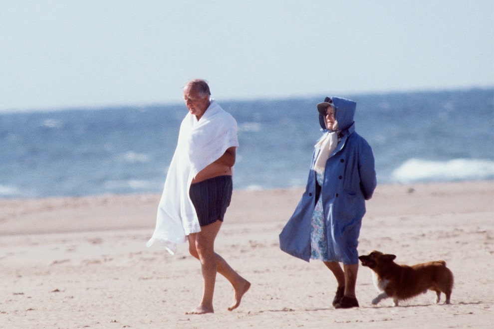 Королевамать Елизавета БоузЛайон в плаще Mackintosh со съемным капюшоном на пляже в 1982 году