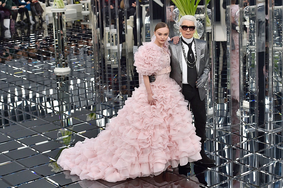 ЛилиРоуз Депп и Карл Лагерфельд в финале кутюрного показа Chanel весналето 2017