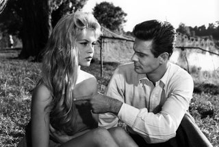 Брижит Бардо и Луи Журдан в фильме «Невеста слишком хороша» 1956.