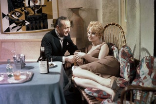 Шарль Буайе и Брижит Бардо в фильме «Парижанка» 1957.