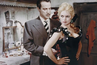 Антонио Вилар и Брижит Бардо в фильме «Женщина и паяц» 1959.