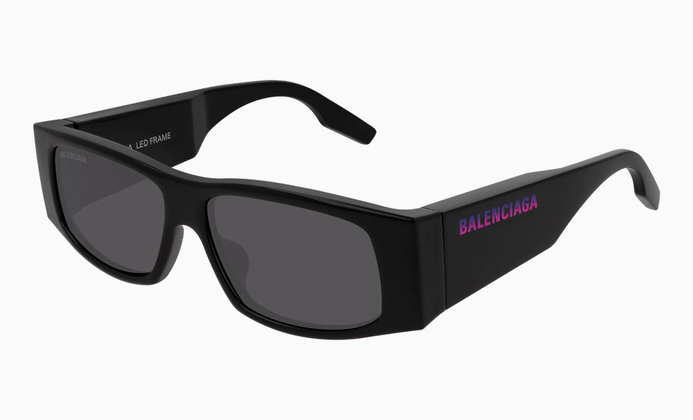 Balenciaga выпустили светящиеся очки