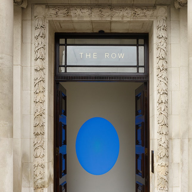 The Row открыли в Лондоне бутик с искусством Таррелла и Чемберлена