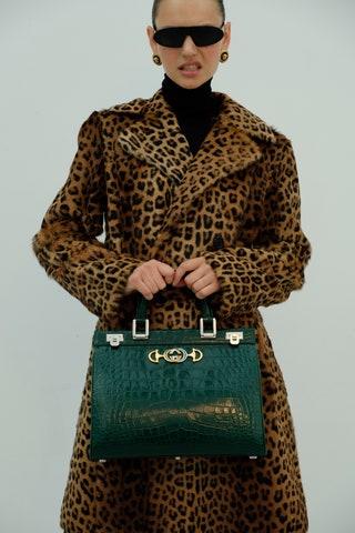 Пальто Saint Laurent водолазка Stella McCartney сумка Gucci очки Christian Dior серьги Versace.