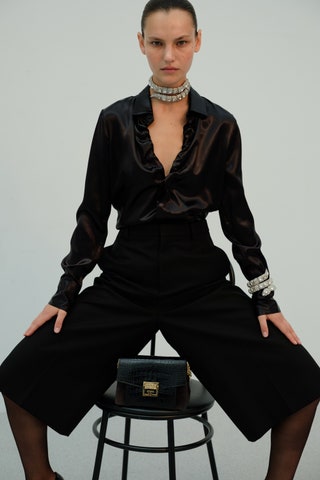Блуза Bottega Veneta брюки Celine сумка Givenchy колье Gucci браслет Gucci.
