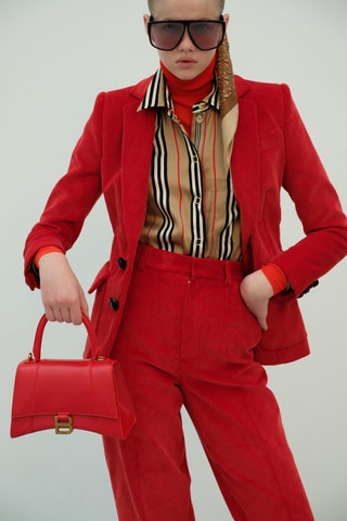 Жакет Dsquared2 блуза Burberry водолазка Stella McCartney брюки Dsquared2 сумка Balenciaga очки Saint Laurent заколка...