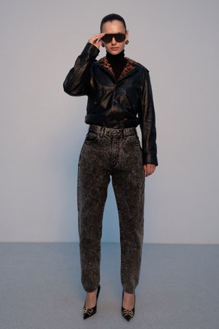 Куртка Saint Laurent водолазка Ralph Lauren джинсы Celine туфли Balenciaga очки Gucci серьги Versace.