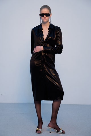Платье Bottega Veneta мюли Gucci очки Christian Dior серьги Mercury браслет Mercury.
