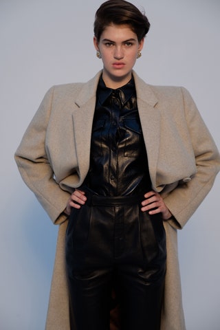 Пальто Totême блуза MSGM брюки Celine серьги Versace.