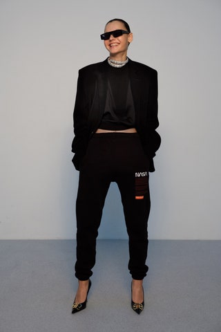 Жакет Balenciaga пуловер Givenchy брюки Heron Preston туфли Balenciaga очки Christian Dior колье Gucci.