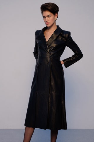 Пальто Alexander McQueen серьги Versace.