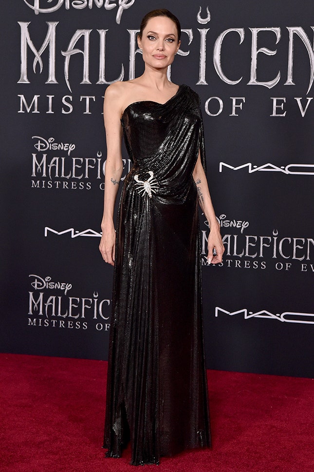 Анджелина Джоли в Atelier Versace на премьере фильма «Малефисента Владычица тьмы» в ЛосАнджелесе