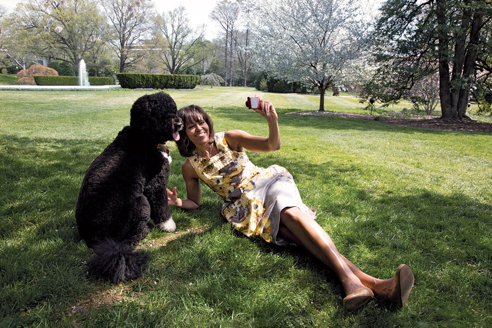 Мишель Обама с псом Бо на лужайке Белого дома 2013