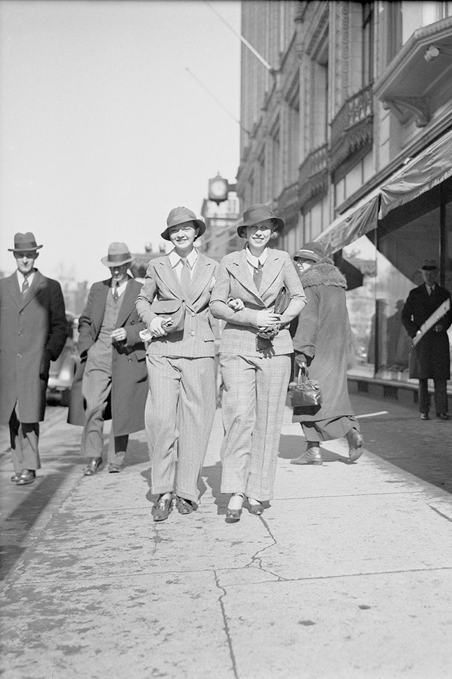 Сара Уильямс и Минни Стефанс в брючных костюмах на улице Вашингтона 9 февраля 1933