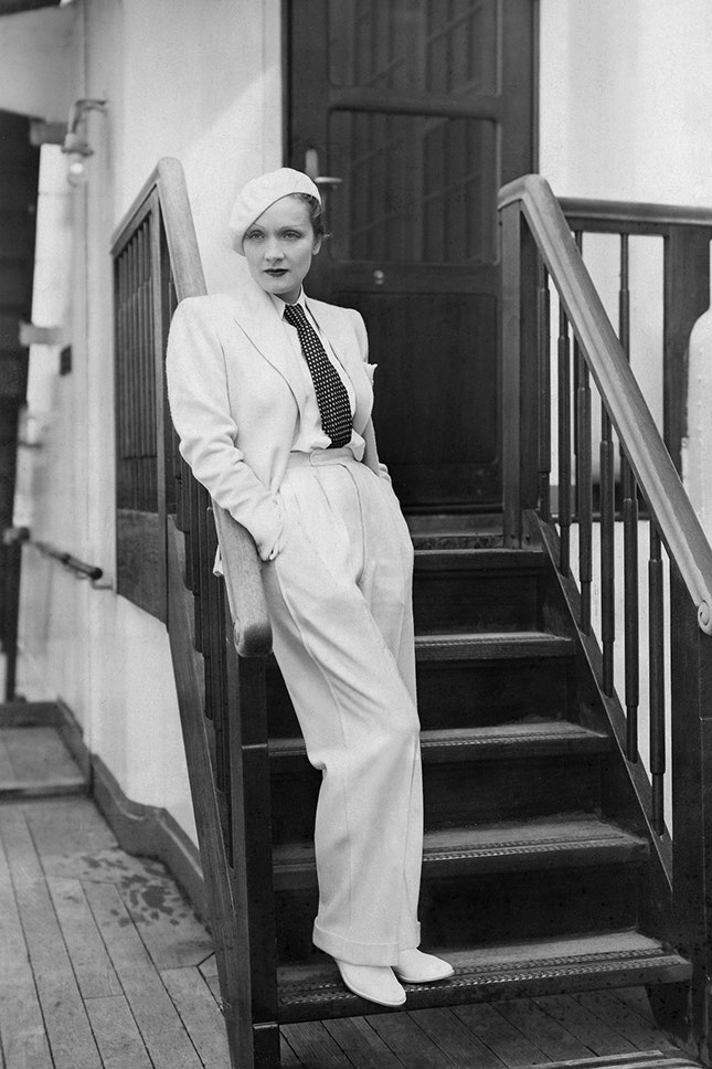 Марлен Дитрих на палубе корабля отправляющегося в Европу 1933