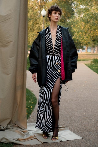 Куртка Balenciaga 229000nbspрублей блуза Versace 62150nbspрублей юбка Versace 77750nbspрублей босоножки Celine...