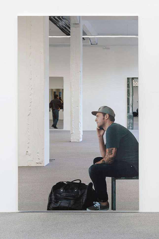 Микеланджело Пистолетто. «Смартфон  сидящий мужчина говорит по телефону» 2018. Giorgio Persano Gallery Турин