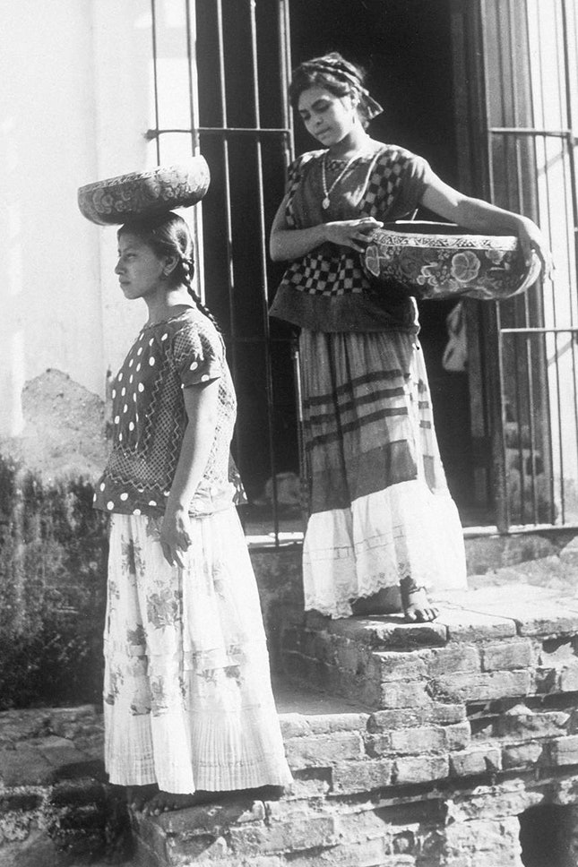 Две женщины из Теуантепека с корзинамитыквами. Фото Тина Модотти