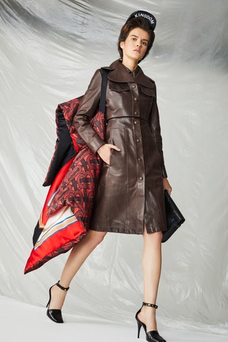 Накидка Burberry 71750nbspрублей пальто Burberry 396000nbspрублей туфли Burberry 39950nbspрублей клатч Saint Laurent...