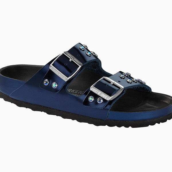Ищите сандалии Birkenstock цвета ночного неба на Vogue Fashion's Night Out
