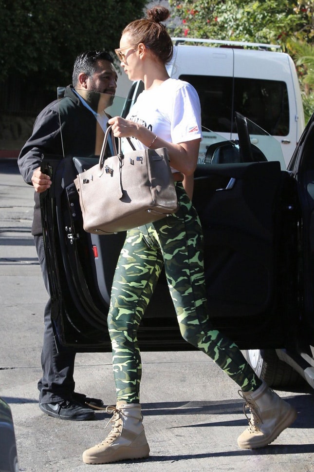 Ирина Шейк в хайтопах Yeezy и с сумкой Hermès в Западном Голливуде январь 2019