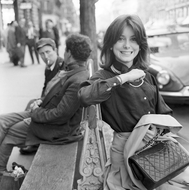 Катрин Денев с сумкой Chanel 2.55 апрель 1961