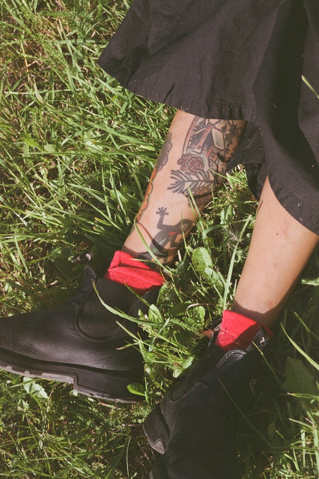 Ботинки и носки — собственность героини юбка Nina Donis