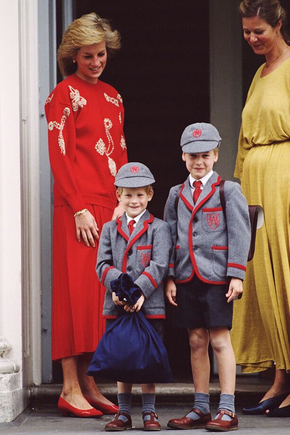 Редкие фото наследников престола в их первый день в школе