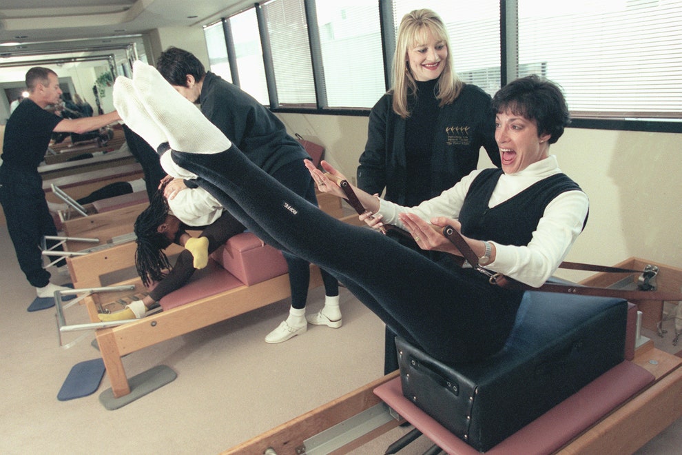 Арлин Бронстайнгоуз на занятиях по пилатесу в студии Performing Arts Physical Therapy amp The Pilates в Голливуде 1996