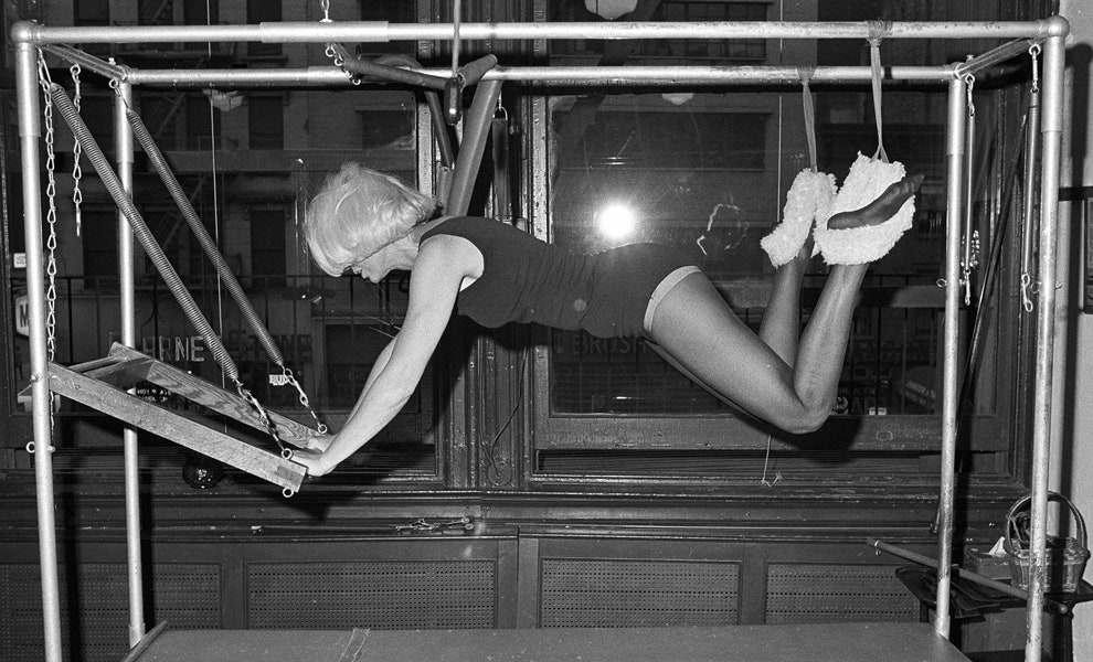Кэтрин Мюррей ди Монтедземоло на тренажере «Кадиллак» в студии Йозефа Пилатеса в НьюЙорке 1972