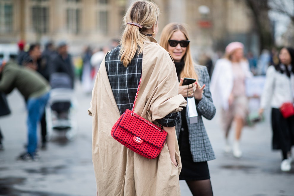 Камиль Шарьер с сумкой Chanel и Перниль Тейсбек в очках Old Cline на Неделе моды в Париже 2019