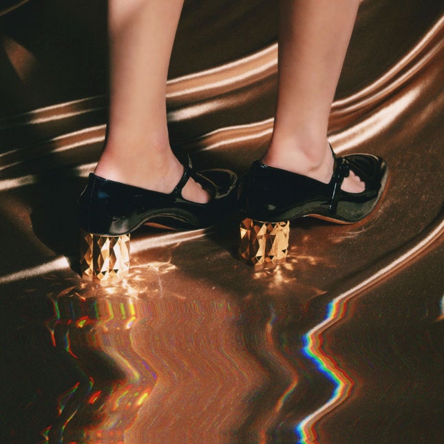 Туфли «Мэри Джейн» на устойчивом но необычном каблуке — самое модное решение для вечеринок в стиле 1960х