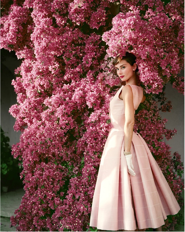 Одри Хепберн в платье из коллекции Givenchy весналето 1955 на вилле в Италии 1955