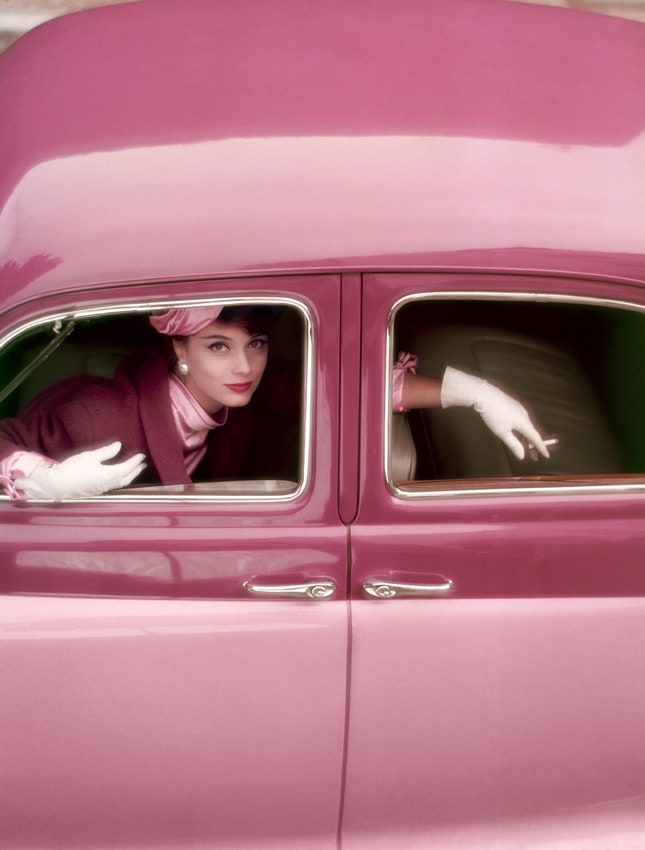 МариЭлен Арно в твидовом костюме авторства Джона Кавано и берете Симоны Мирман Vogue UK 1957