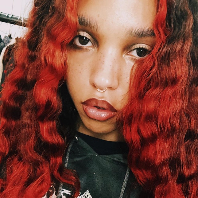 Красный &- новый и прекрасный цвет волос FKA Twigs